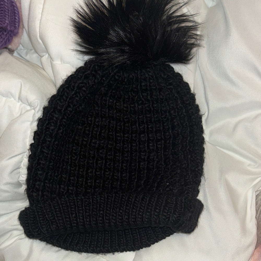 Black Knit Beanie with Pom Pom Abercrombie and fitch winter snow ski cozy
